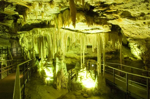 As formações de estalagmite e estalactite da Gruta Rei do Mato são raras em todo o mundo
