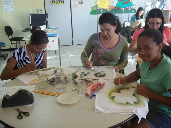 Entre as ações desenvolvidas pela Escola Estadual Presidente Tancredo Neves, em Taiobeiras, estão oficinas de pintura para os alunos