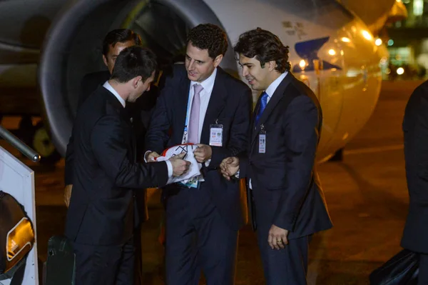 Secretário de Turismo e Esportes, Tiago Lacerda, entregou a bandeira de Minas Gerais ao jogador argentino Messi