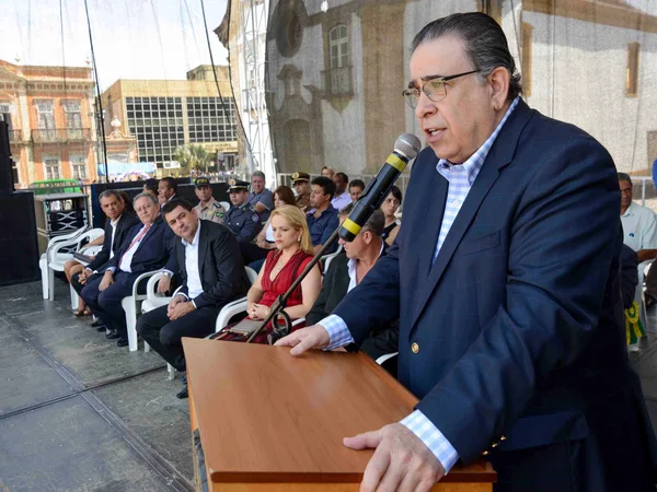 Governador assistiu a um desfile cívico-militar, que contou com a participação das forças militares