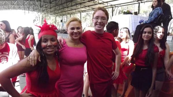 Neide Machado da Silva ( ao centro) é diretora da Escola Estadual Helena Guerra, em Contagem