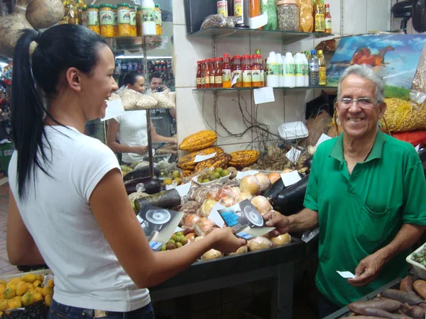 Comerciantes e visitantes do Mercado Central receberam material da campanha Novembro Azul
