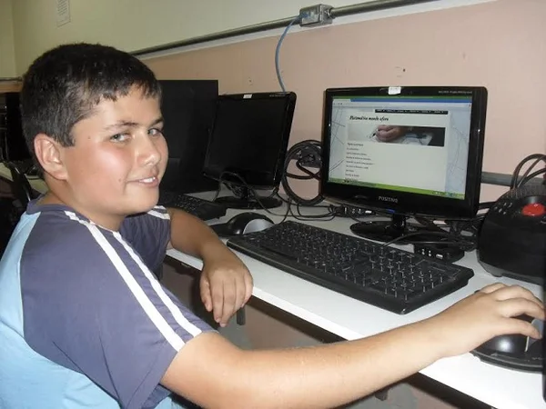 Rodrigo José de Paiva utiliza os computadores da escola para estudar