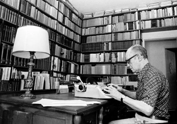 Ao longo de sua carreira como escritor, Drummond lançou dezenas de livros de prosa, verso, contos e ensaios