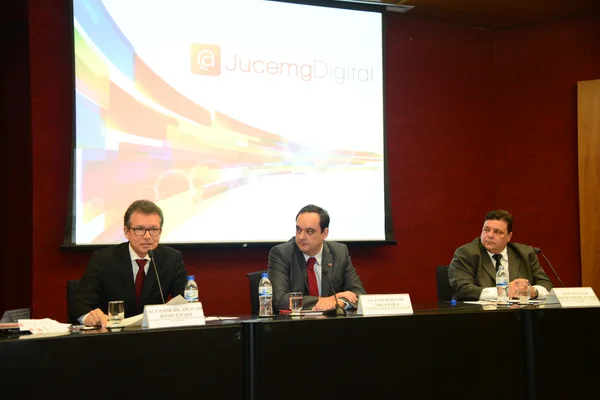 O secretário Altamir Ròso (à esq.) projeta ganho de competitividade das empresas mineiras com a JucemgDigital