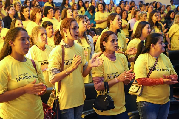 Fortalecer a autoestima da mulher rural, criar novas oportunidades, discutir políticas públicas e oferecer qualificação gratuita são os objetivos dos encontros da Emater de Viçosa