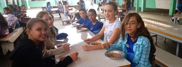 Alunos lanchando na Escola Estadual Marechal Castelo Branco, em Uberlândia