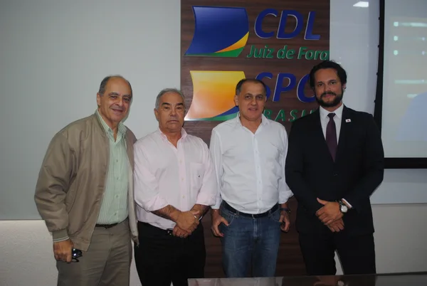 Ricardo Miana, diretor da ACEJF, João de Matos, secretário de Desenvolvimento Econômico de Juiz de Fora, Marcos Casarin, presidente da CDL Juiz de Fora, e Fernando Passalio, secretário-geral do Fopemimpe