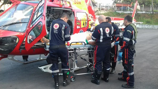 Para realizar os atendimentos de urgência, o helicóptero Arcanjo 03 possui uma Unidade de Tratamento Intensivo (UTI) completa.