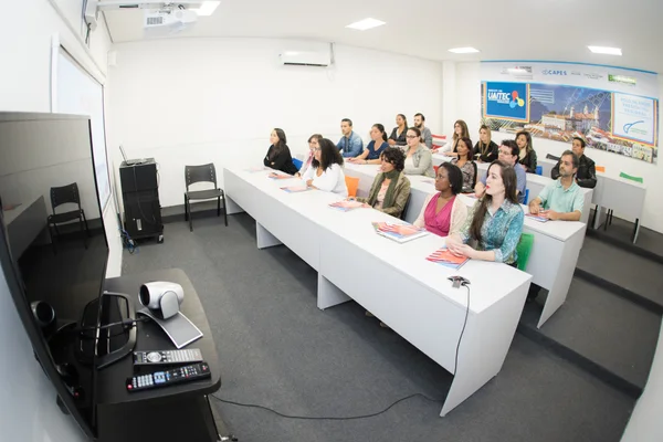 O curso de inglês terá duração de um ano e, o espanhol, dois anos