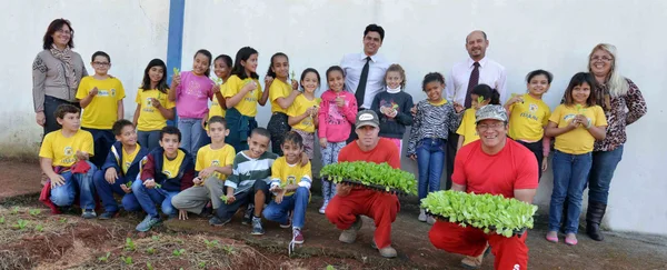  A Escola Municipal Santo Agostinho, agora, conta com 18 canteiros distribuídos por 175 metros quadrados
