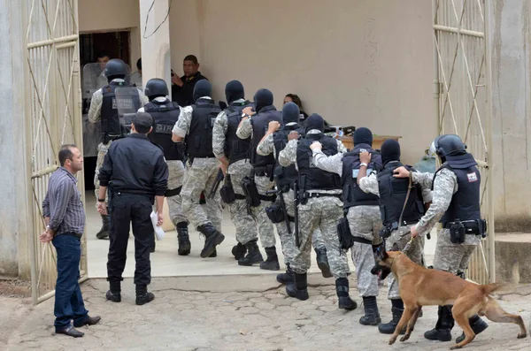 Agentes de segurança entram na cadeia de Peçanha para fazer a transferência dos presos