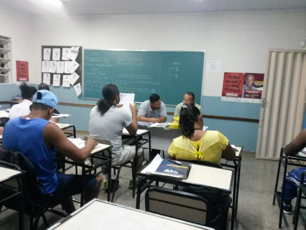 No Cesec de Pirapora, professores se revezam no plantão de 7 às 21h30