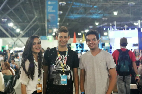 Trio de idealizadores do HexCuit, acessório que carrega o aparelho celular utilizando as ondas de captação da rede Wi-Fi