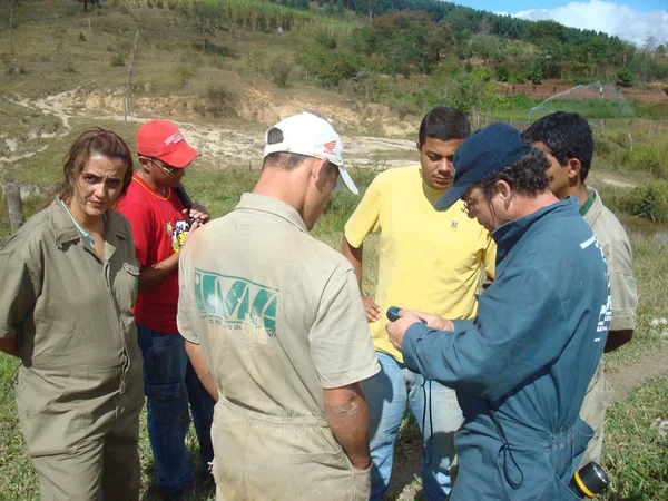 Treinamento com GPS para o georeferenciamento de abrigos de morcegos hematófagos
