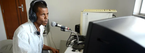 Wallace Paixão Gonçalves na nova sede da rádio comunitária Alternativa FM