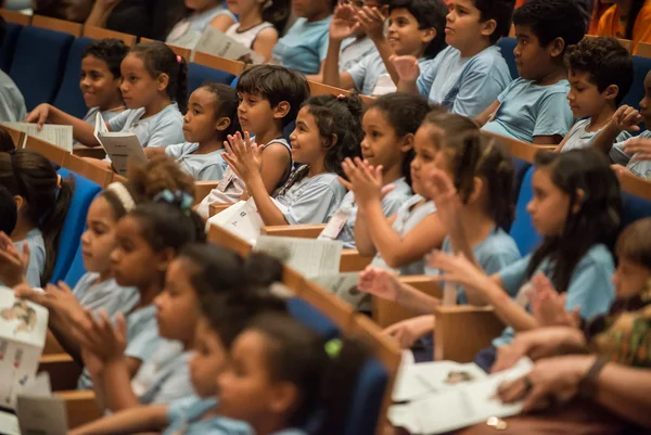 Crianças aprendendo na Edição 2016 da série Concertos Didáticos, da Orquestra Filarmônica de Minas Gerais 