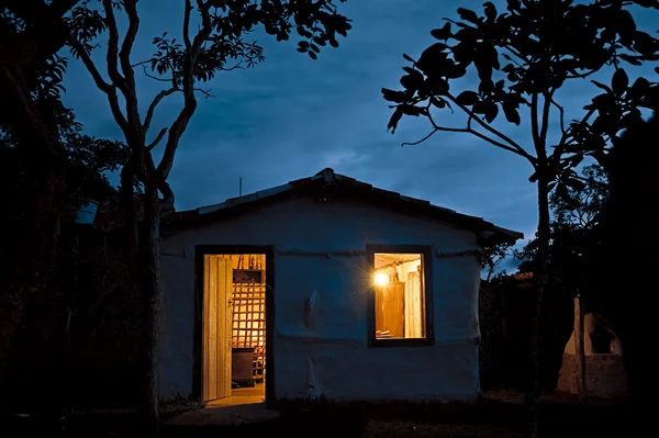 Mais de 20 mil famílias da zona rural recebem energia elétrica em Minas Gerais