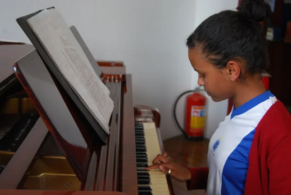 Dentre as oportunidades, há vagas para professores do piano