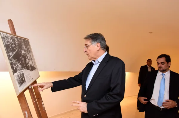 O governador Fernando Pimentel em visita à exposição de quadros do Museu Yad Vashem (Museu do Holocausto)