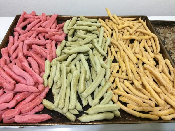 Biscoitos de polvilho enriquecidos com beterraba, cenoura e até ora-pro-nóbis