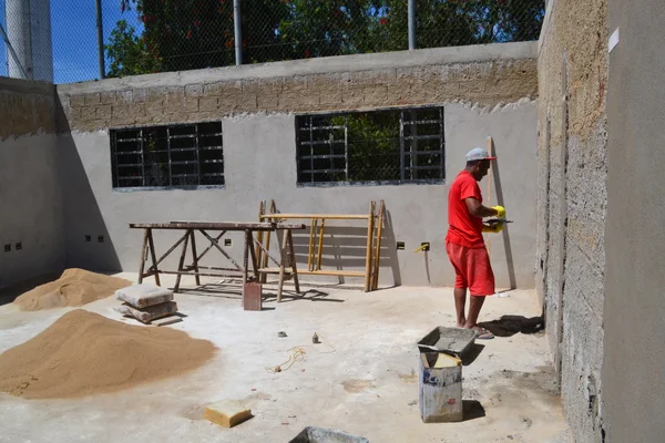 Dentro da Penitenciária de Muriaé, outros 12 detentos do regime fechado trabalham na construção de uma sala