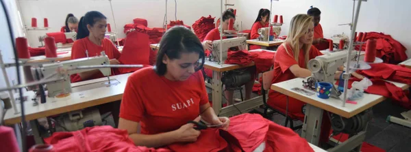 A produção começou há um ano e hoje são produzidos 4.300 uniformes