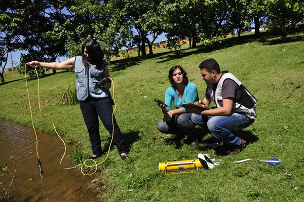 No entorno da Cidade Administrativa, em Belo Horizonte, por exemplo, são operadas redes de monitoramento específicas de qualidade das águas superficiais