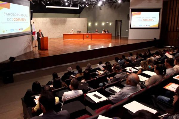 Evento promove o debate sobre o enfrentamento ao uso de drogas e políticas públicas relacionadas
