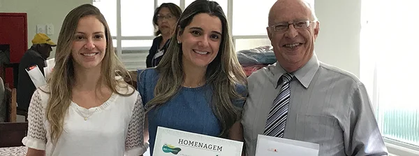 A presidente do Servas, Carolina Pimentel, recebeu certificado em agradecimento à parceria do Servas com o Caminhos para Jesus