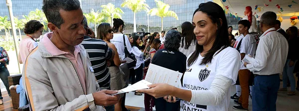 Durante encontro na Cidade Administrativa, mascote do Galo distribuiu flyers da campanha a servidores estaduais