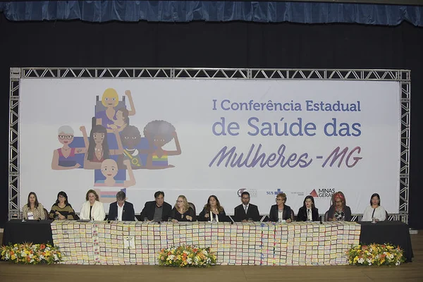 O grupo Cigarras Cantoras do Vitória participou da abertura da primeira mesa da conferência