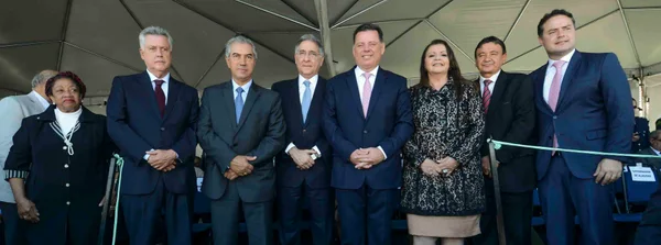 Fernando Pimentel recebeu a homenagem das mãos do governador de Goiás, Marconi Perillo