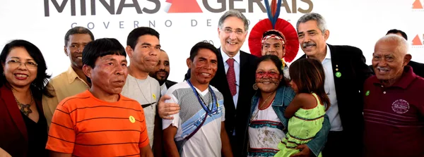 Durante a solenidade, o governador entregou kits para estudantes indígenas