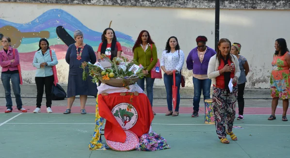 Apresentação das integrantes do Movimento dos Trabalhadores Rurais Sem Terra (MST) marcou a abertura das oficinas