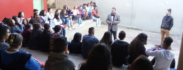 O professor Gasperim Ramalho durante aula na Escola Estadual Maria Muzzi Guastaferro, em Venda Nova