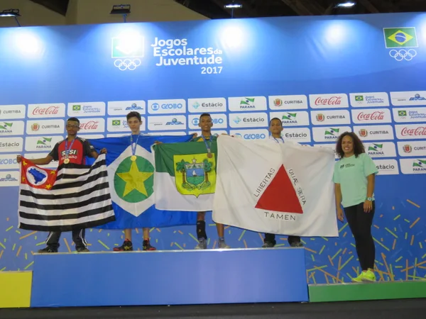 O aluno-atleta Rafael Moura, da Escola Estadual Dr. Reynaldo Martins Marques, de Ribeirão das Neves, com a Aline Ferreira, medalhista pan-americana na luta olímpica
