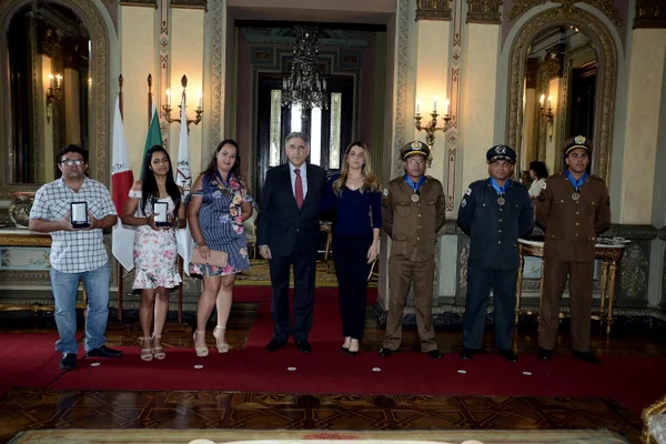 O governador e a primeira-dama com os homenageados (da esq. para a dir.): Luiz Carlos Batista, que recebeu in memorian pela esposa Heley Batista; a diretora da escola Gente Inocente, Aline Santos; a enfermeira Letícia Mendes, o 3o. sargento PM, Wyclefson