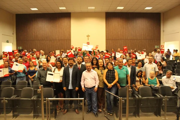 A regularização de terras rurais devolutas (sem registro) é um importante fator para a solução de conflitos sociais