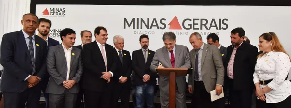 Governador assinou a ordem de serviço para a instalação de cisternas e doação de caixas d´água