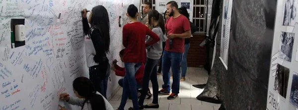 Painel com depoimento dos alunos da Escola Estadual João Rezende, em Uberlândia 