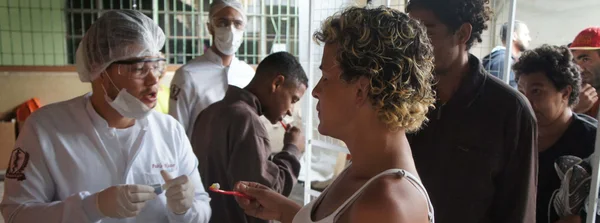 Durante o atendimento odontológico, as pessoas receberam kits de higiene bucal e orientações