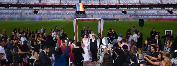O palco das comemorações foi iluminado com as cores da bandeira do arco-íris e recebeu toda a decoração necessária