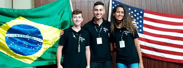 Os três estudantes - Arthur, Juliana e Marcus Vinícius - já concluíram o ensino médio