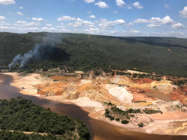 Por conta da atividade garimpeira desordenada, o Rio Jequitinhonha vem apresentando degradação acentuada