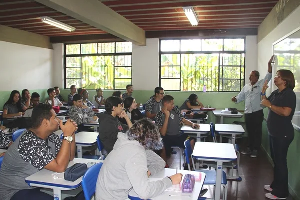 Professor Jair Gusmão e a tradutora e intérprete Zélia Mota durante aula para o 3º ano