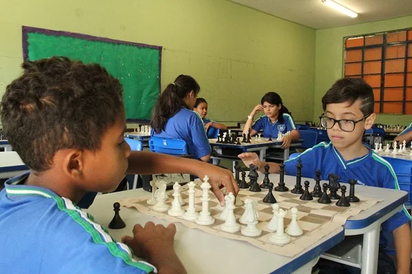 Oficinas de xadrez estão entre as atividades na E. E. Lafaiete Gonçalves, em Santa Luzia
