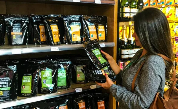Embalagens dos cafés que chegam às gôndolas do supermercado têm a foto e história do agricultor