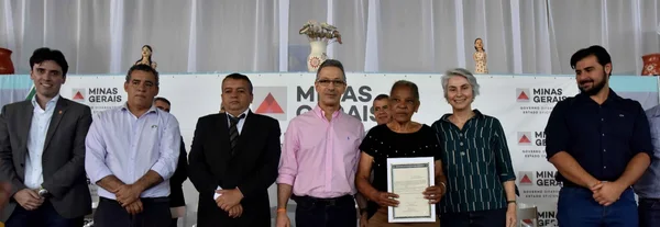 Em Minas Novas, governador Romeu Zema entrega 267 títulos de regularização fundiária a famílias da região