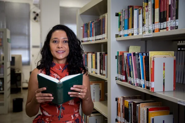 Edineira Ribeiro encontrou poemas inéditos a partir de sua tese de doutorado